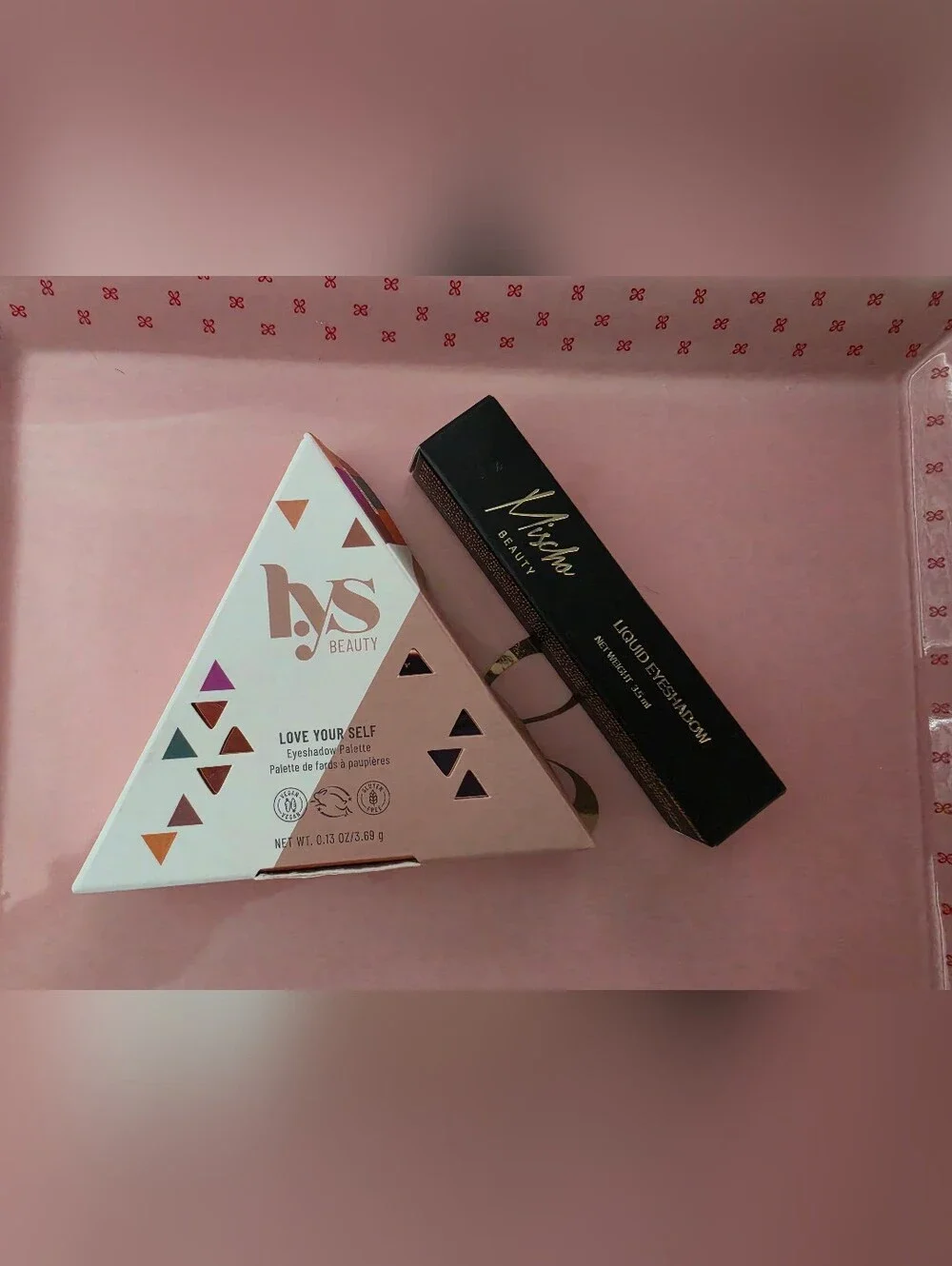 2 Pack: 1 Eyeshadow Palette & 1 Liquid Eyeshaow